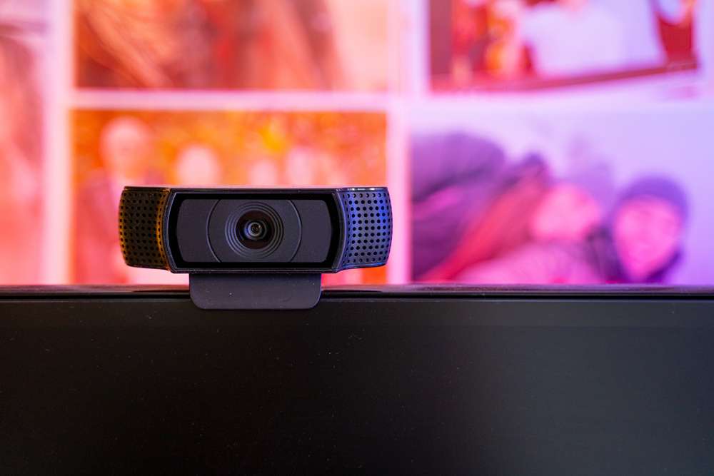 Immagine di una webcam posizionata sulla parte superiore di un monitor per streaming live o videochiamate